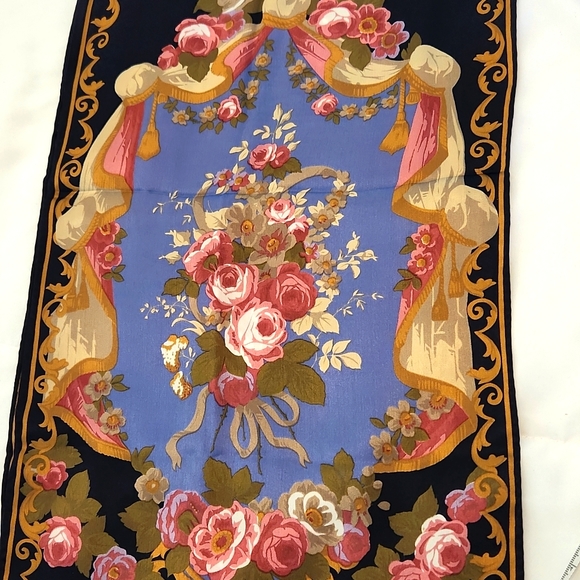 💥 HP 💥 Silk Floral  Rectangular Scarf  about 11 x 52" - Picture 1 of 7